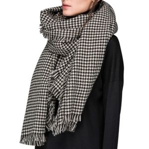Herringbone scarf | Forever 21 | Black & White ✨